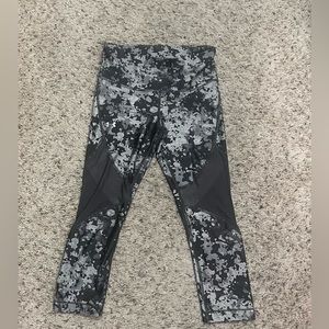 Camo 3/4 leggings with shear on front and back of the knee. Size small from Nike